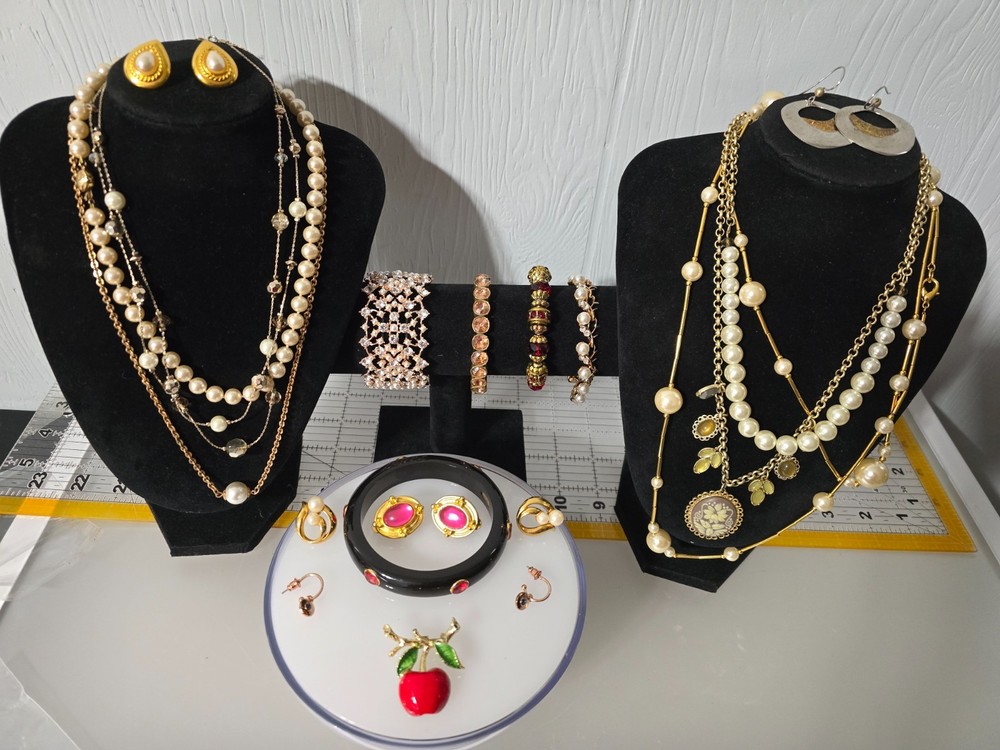 Nice Unique Mixed metal materials colors jewelry lot (18 items) some signed