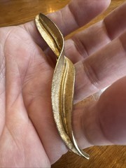 CORO Signed Vntg Long Leaf w/ Twist Gold Pin BroochTextured Gold tone 4.25″ EUC