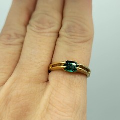 Vtg Sz 9 Ring Sm Green Cubic Zirconia 18KGE Stackable Fashion Jewelry StyS3