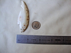 VINTAGE 1970-80s HANDMADE CARVED NATURAL SEASHELL FISH PENDANT