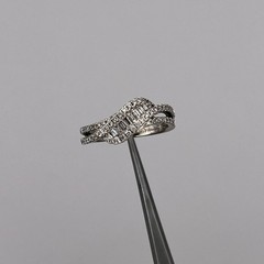 18k 750 Ladies Baguette and Round Diamond .65ctw Band Ring Size 5.25