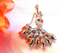 CLASSIC BROOCH PIN ELEGANT WOMAN FASHION RED DRESS RED RHINESTONES/COSTUME S K14