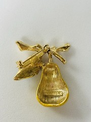 Vtg. Signed Gerry’s Yellow Pear Pin Brooch w/ Gold Tone Stem & Green Leaf 1 1/4″