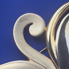 Vintage Tona Large Gold tone Retro style asymmetrical brooch Beautiful
