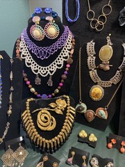 Fabulous 443 Piece Lot Of Vintage + Modern Fashion Costume Jewelry Nice Pieces