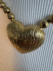 Vintage 1974 Mimi Di N Gold Tone Textured Heart Pendant Bead Necklace Signed