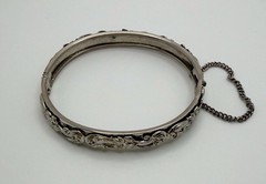 Vintage Ornate Floral Design Hinged Bangle Bracelet Silver Tone Safety Chain