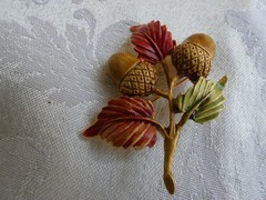 Brooch Designer Signed TONA Fall Autumn Leaf Acorns Orange Gold Tone 2″×1.5″