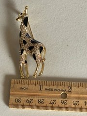 PIPER. K GOLD TONE METAL GIRAFFE DESIGN BROOCH WITH GLASS STONES 2,75”