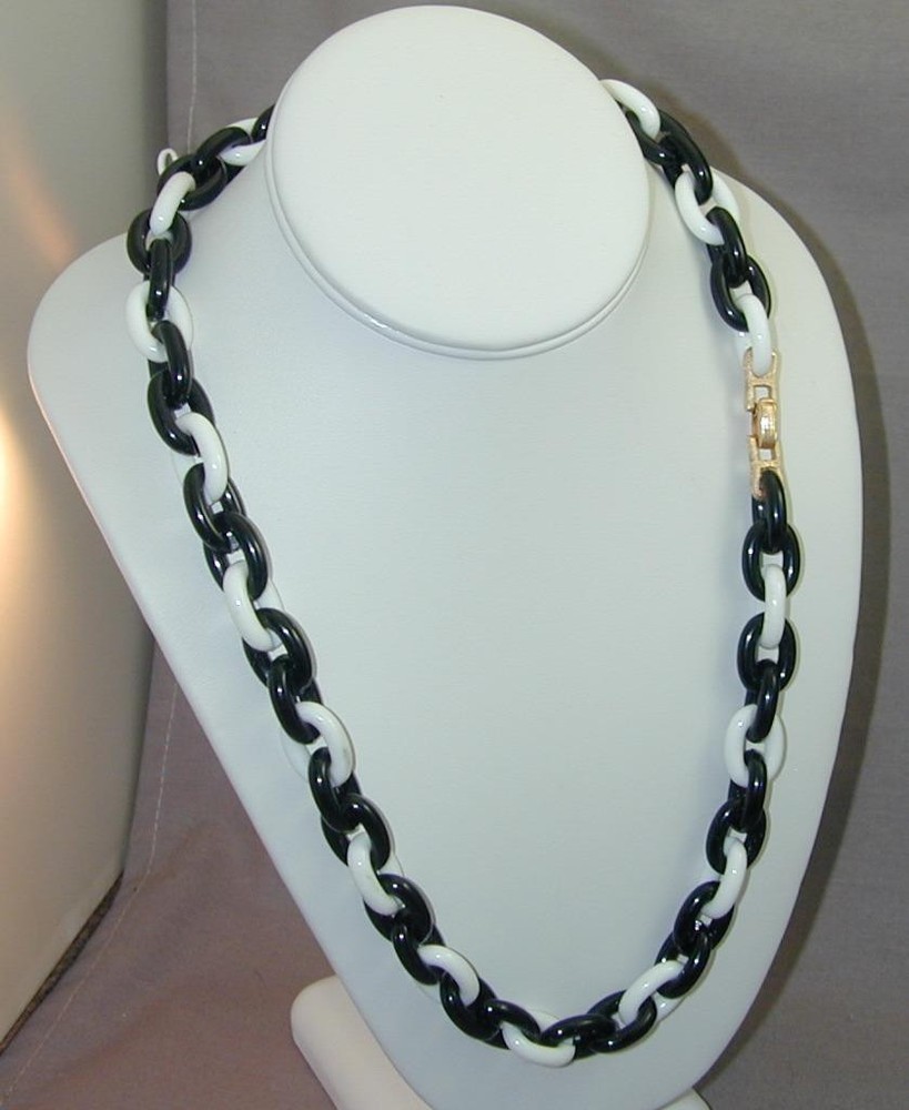 Vintage Crown Trifari Plastic Lucite Black & White Chain Link Necklace 23 5/8″