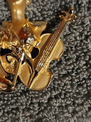 Brooch Pin Musician Muse Musical Notes Violin Gold Tone Satin Matte Vintage