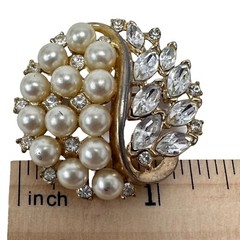 Vtg Gold Tone Clear Rhinestone Faux Pearl Circle Brooch Pin