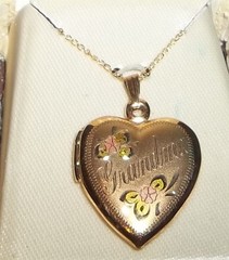 Vtg Gold Filled Grandma & Flowers Heart Locket Pendant Necklace & 18″ Chain