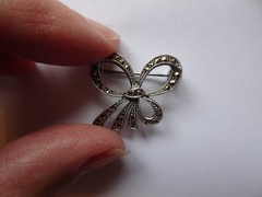 Antique bow brooch sterling silver and maracasite. Inc bakelite display box