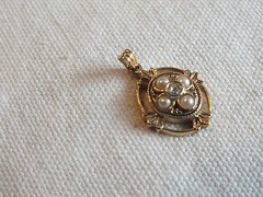 Beautiful Collectible Pendant Gold Tone Faux Pearls Clear Rhinestone 7/8″ NICE