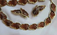 Thermoset Leaf Motif Bracelet Necklace Earrings Set Gold Tone