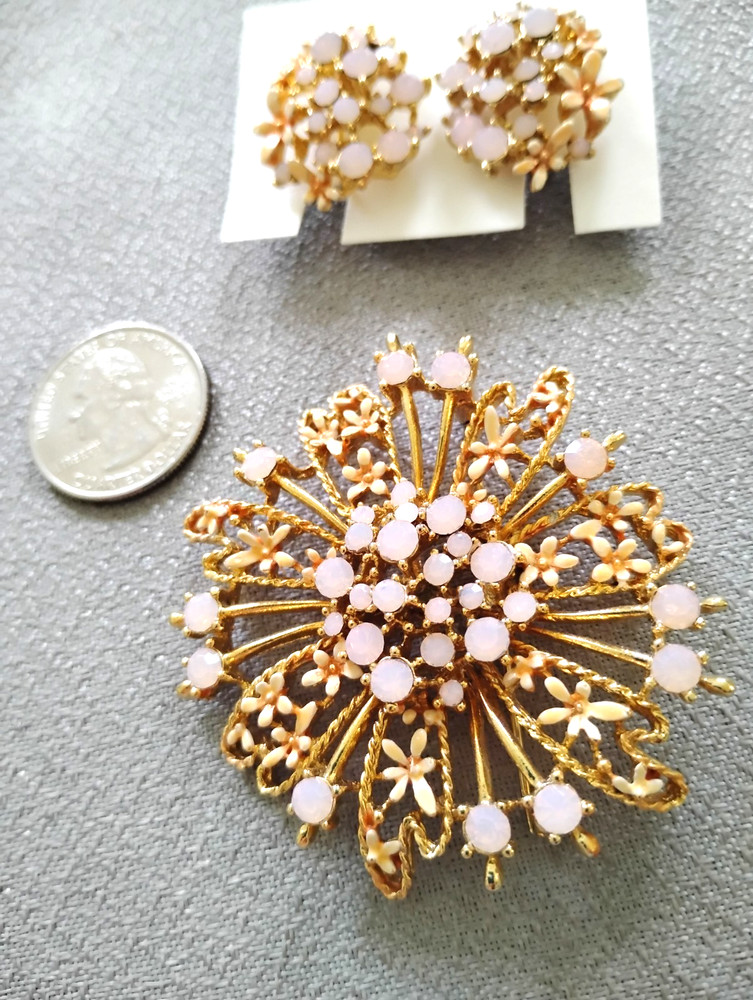 Vtg 1970’s Brooch & Clip Earrings -Pastel Pink Stones W Enameling-Daisy Design