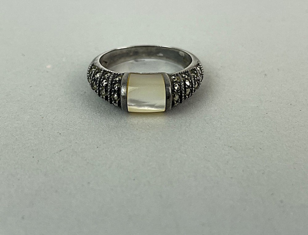 VTG Art Deco Mother of Pearl & Marcasite (925) Sterling Silver Ring 7.75