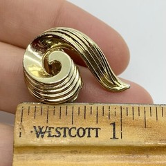 VTG EARRINGS KRAMER MODERNIST SWIRL THICK SHINY GOLD TONE HUGGIE CLIMBER CLIP