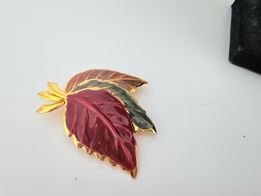 VTG. BROWN, GREEN, & DEEP RED ENAMEL AUTUMN LEAVES GOLD TONE BROOCH 517