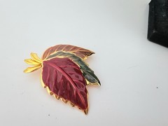 VTG. BROWN, GREEN, & DEEP RED ENAMEL AUTUMN LEAVES GOLD TONE BROOCH 517