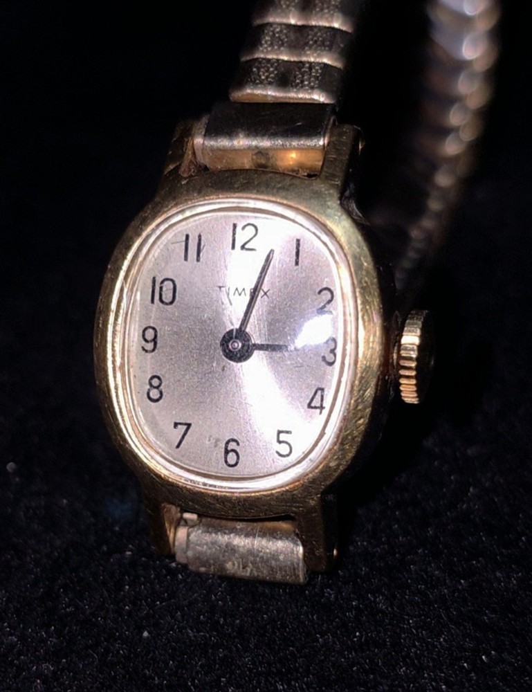 Vintage 1975 Timex Ladies Mechanical Watch Oval Gold Tone Caliber 23 RUNNING