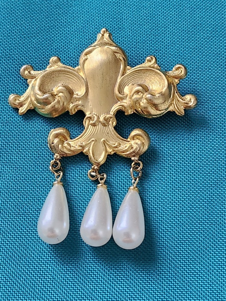 Vintage Gold Tone Faux Pearl Flear-de-liz Brooch Pin