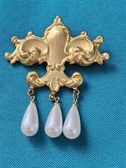 Vintage Gold Tone Faux Pearl Flear-de-liz Brooch Pin