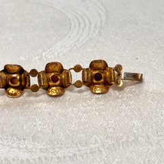 BRACELET goldtone metal temple lightweight box clasp NO BELL vintage 6 1/4″ circ
