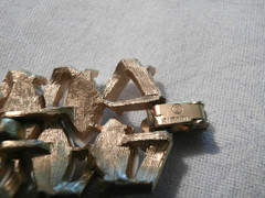 Vintage Crown Trifari Brushed Textured Gold-Tone White Beaded 7.5″ Bracelet