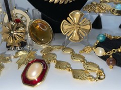 29 Pcs Vintage Gold Tone High End Jewelry Brooch Necklace Earrings Bracelet Lot