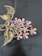 VTG ENAMEL GLASS PINK VIOLETS HYDRANGEA LILACS FLOWER BOUQUET CLUSTER BROOCH