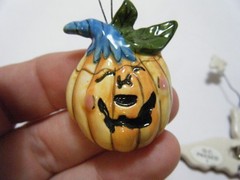 2 Heather Goldminc Brooch Pins Glazed Ceramic Halloween Dracula & Jack O Lantern