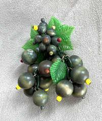 VINTAGE 1940’s MIRIAM HASKELL WOOD BLUEBERRY BROOCH / GREEN CELLULOID LEAVES