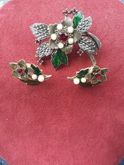 Stunning VTG. AVON Rhinestone/Faux Pearl Brooch & Post-back Pierced Earring Set