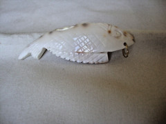 VINTAGE 1970-80s HANDMADE CARVED NATURAL SEASHELL FISH PENDANT