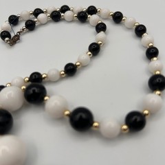 Vintage Black White Graduated Bead Necklace Gold Tone Spacers Single Strand 24″