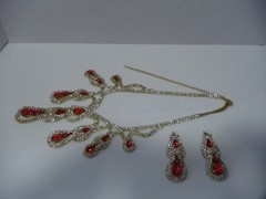 VINTAGE FIRE RED RHINESTONE TEAR DROP STYLE NECKLACE & DANGLE STUD EARRINGS SET