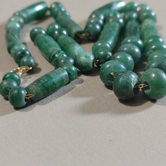 Green Jade Beaded Necklace Vintage Barrel Round Beads Gold Tone Clasp 17 Inches