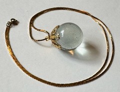 VINTAGE CLEAR GLASS ORB W GOLD TONE METAL TOP PENDANT 1 1/4X1″ NECKLACE 24″ VTG