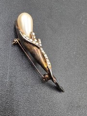 Vintage Faux Pearl&Rhinestone Gold Tone Brooch|Elegant Ribbon Leaf Pin 80s-90s