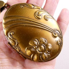 Pretty Brass Toned Picture Locket LARGE Floral Design 22″ Chain Gold Tone 2.5″