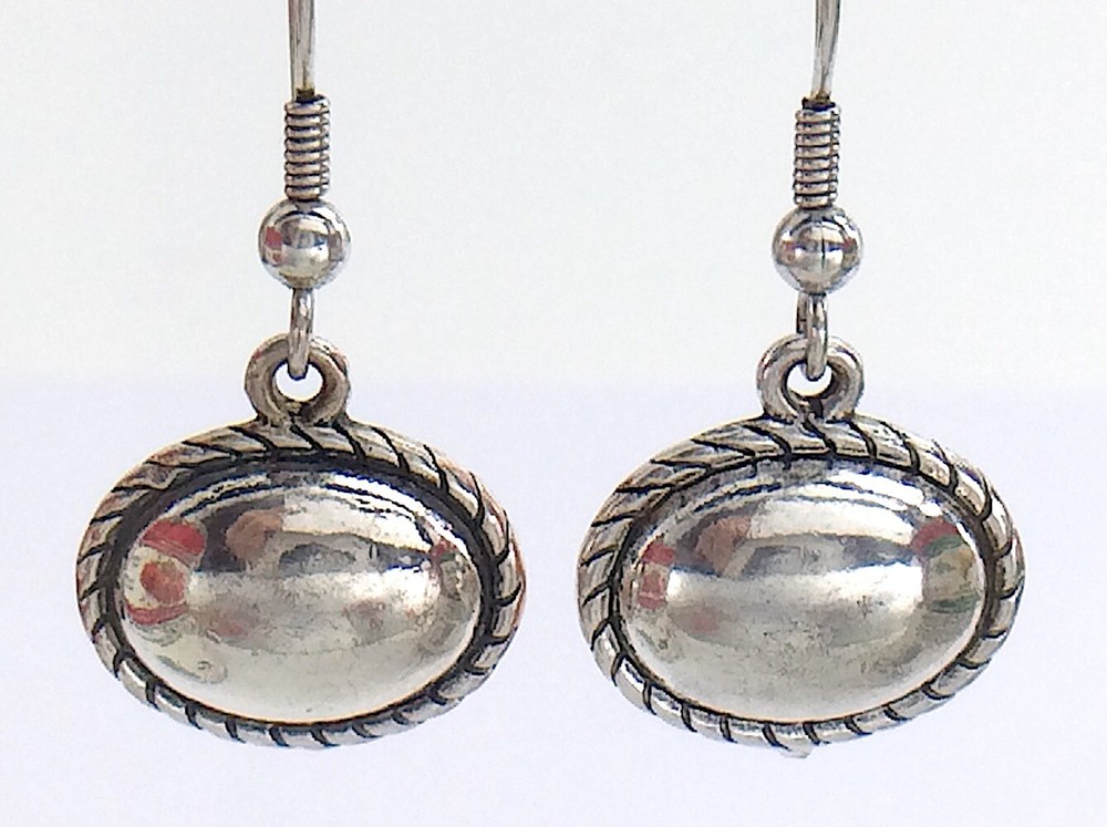Women Vintage Unmarked Silver Oval Shaped Dangle Earrings 6.2g 0.65in I995