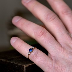 LOVELY ANTIQUE ENGLISH 18K GOLD DIAMOND SAPPHIRE 3-STONE RING c1890