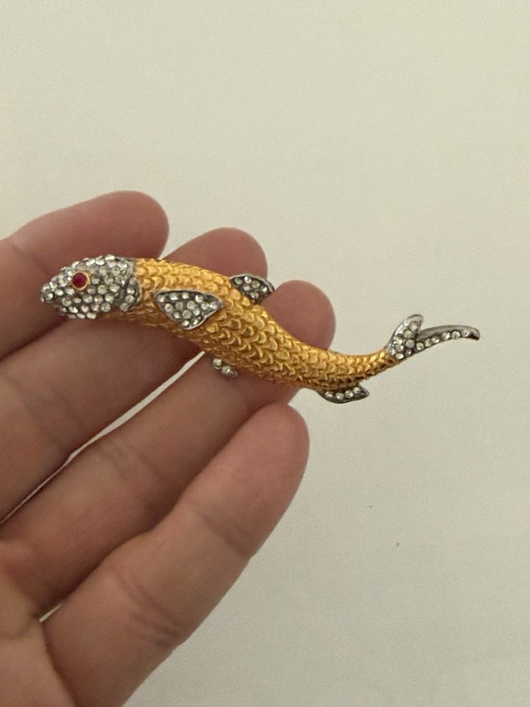 MMA Metropolitan Museum of Art Gold Tone Fish Brooch ( Missing A Rhinestone)
