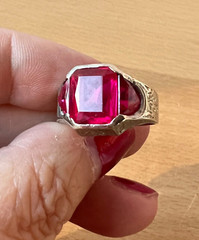VINTAGE 10K WHITE GOLD LARGE RED SYNTHETIC RUBY MEN’S WOMEN’S UNISEX RING