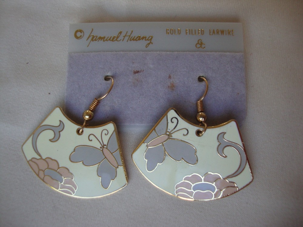 VINTAGE SAMUEL HUANG CLOISONNE BUTTERFLY FLOWER FAN PINK GRAY & CREAM EARRINGS