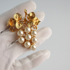 Vintage Grape Brooch Faux Pearl Lapel Pin Fruit Bunch Cluster Gold Tone
