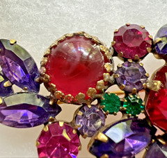 VTG. SIGNED WEISS PURPLE & PINK RHINESTONE BROOCH / RARE FANTASY INVERTED STONE
