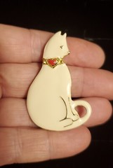 Vintage Signed Vero White Enamel Cat w/ Red Heart Collar Brooch *** EUC ***